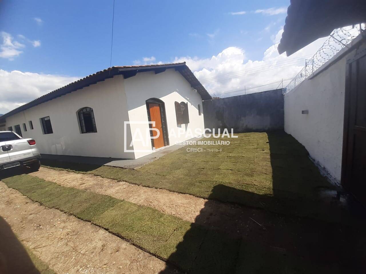 Casa à venda com 4 quartos, 105m² - Foto 1