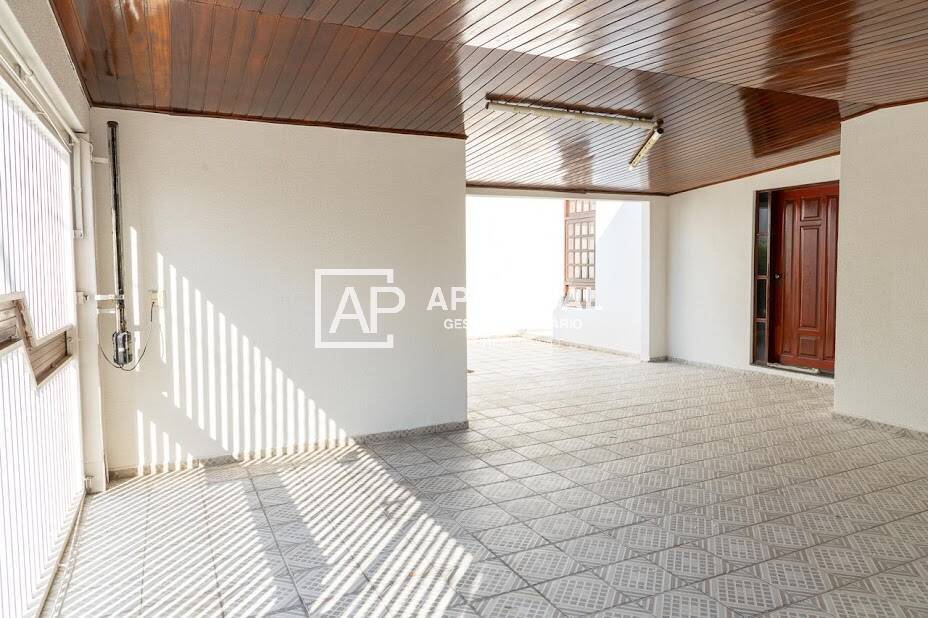 Casa à venda com 4 quartos, 249m² - Foto 2